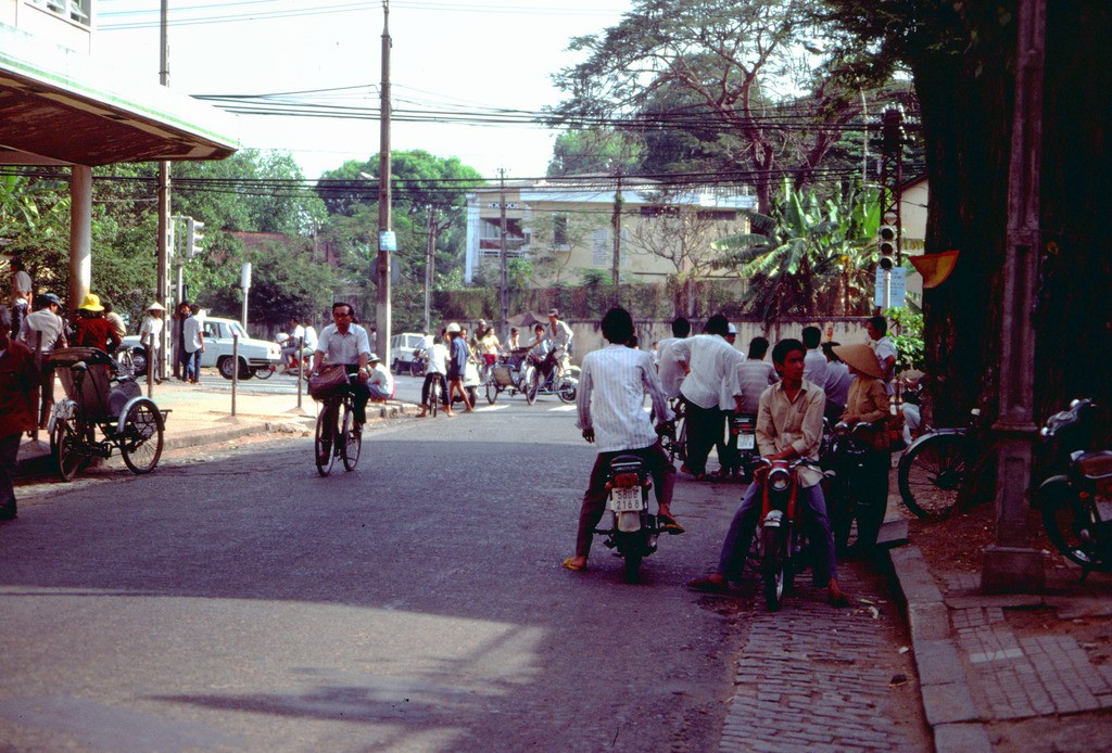 Amazing photos of traffic in Saigon in 1989